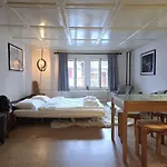Heimatkunst 02, Klassisches Walliser Chalet, Teilrenoviert, Zentral Διαμέρισμα