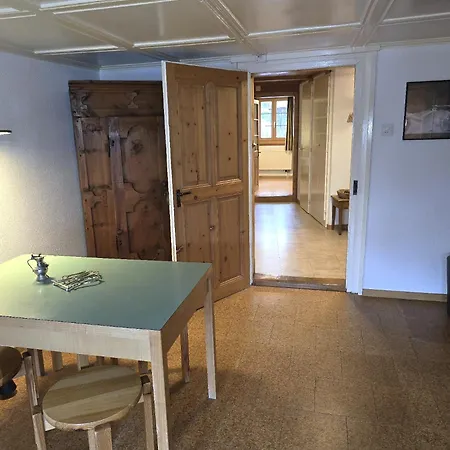 Heimatkunst 02, Klassisches Walliser Chalet, Teilrenoviert, Zentral Apartamento *