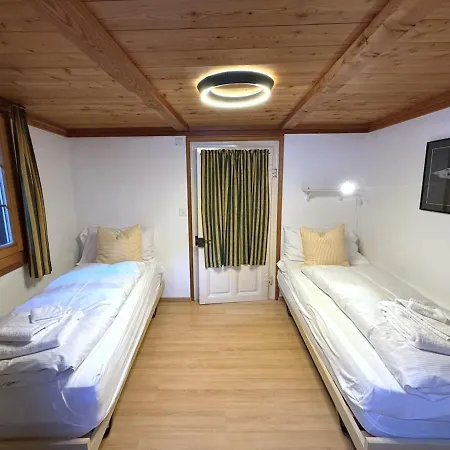 Heimatkunst 02, Klassisches Walliser Chalet, Teilrenoviert, Zentral Apartment
