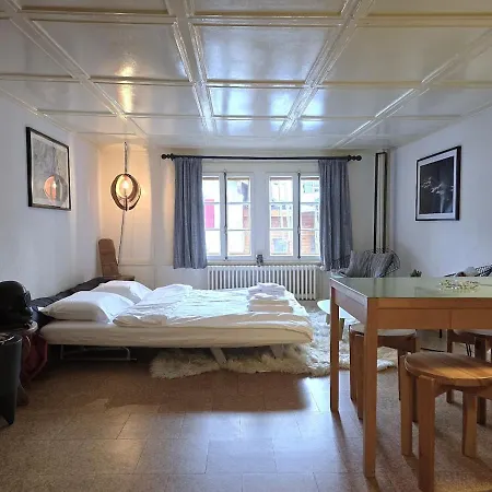 Heimatkunst 02, Klassisches Walliser Chalet, Teilrenoviert, Zentral Apartment