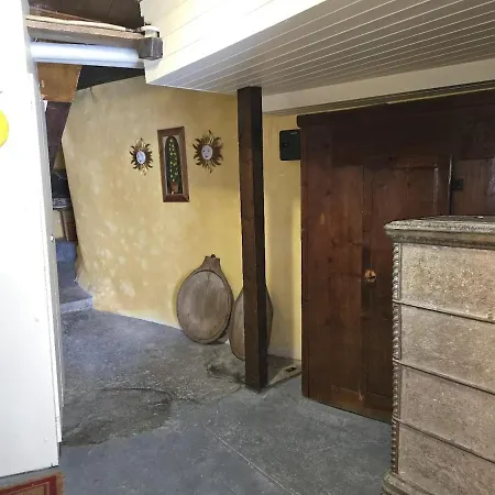 Heimatkunst 02, Klassisches Walliser Chalet, Teilrenoviert, Zentral Apartment *