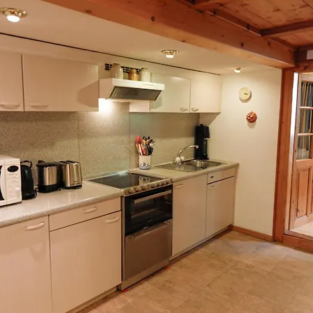 Apartamento Heimatkunst 02, Klassisches Walliser Chalet, Teilrenoviert, Zentral *