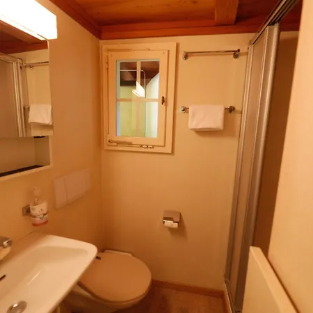 Apartamento Heimatkunst 02, Klassisches Walliser Chalet, Teilrenoviert, Zentral *