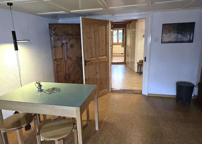 Heimatkunst 02, Klassisches Walliser Chalet, Teilrenoviert, Zentral Appartement *