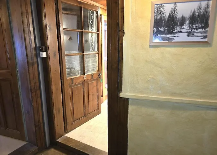 Heimatkunst 02, Klassisches Walliser Chalet, Teilrenoviert, Zentral Appartement *