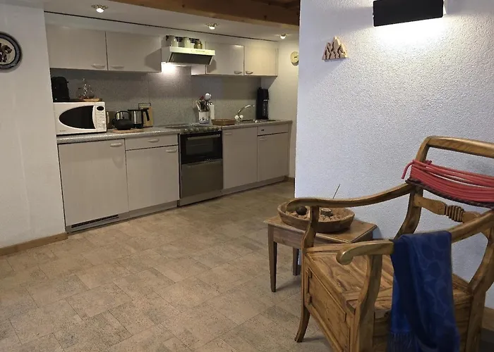 Heimatkunst 02, Klassisches Walliser Chalet, Teilrenoviert, Zentral Appartement Loèche-les-Bains