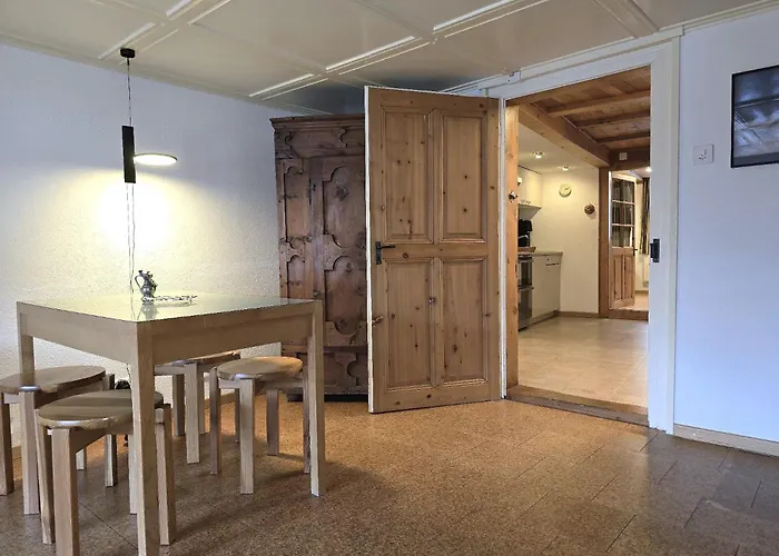 Heimatkunst 02, Klassisches Walliser Chalet, Teilrenoviert, Zentral Appartement