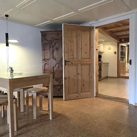 Heimatkunst 02, Klassisches Walliser Chalet, Teilrenoviert, Zentral Apartment